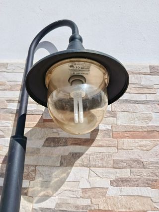 Lampione stradale nero per giardino o piscina