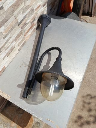 Lampione stradale nero per giardino o piscina