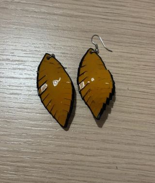 Orecchini in pelle piuma nera e beige double face 