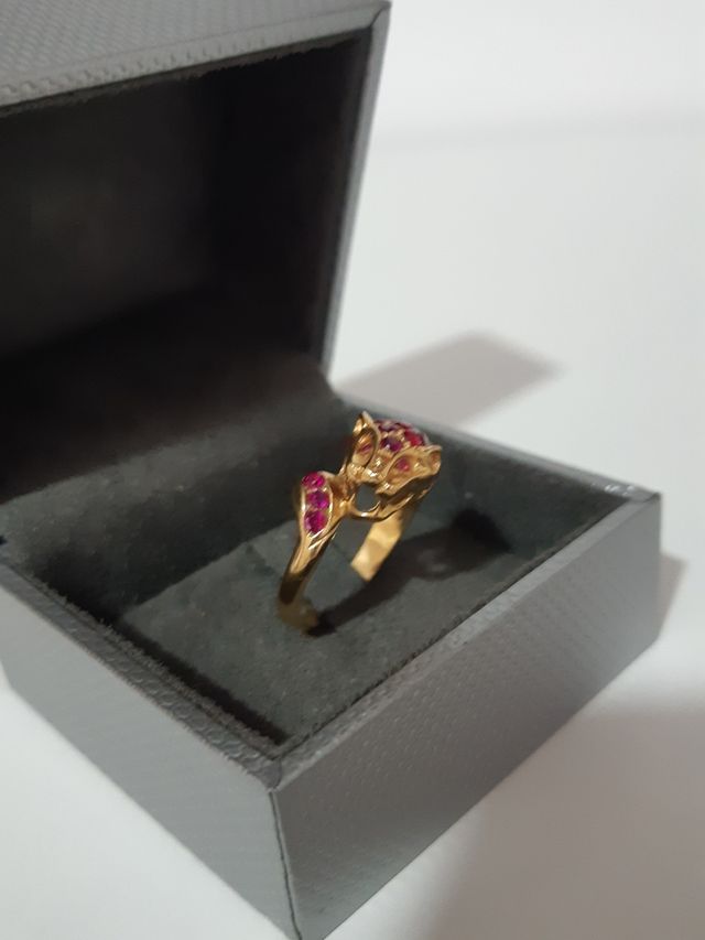 Anillo Oro 18kt con Rubíes