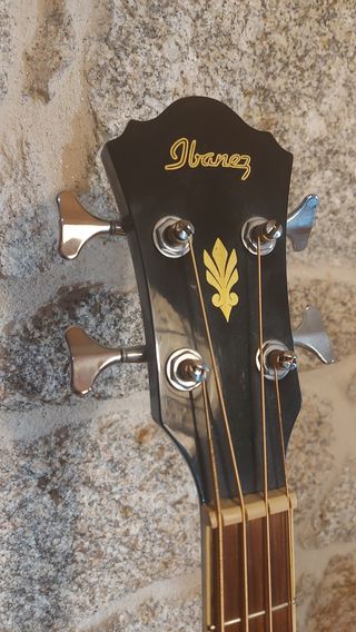 Bajo electro acústico Ibanez