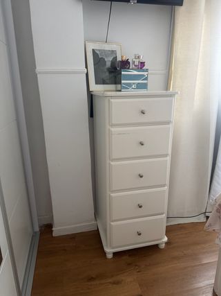 Cómoda blanca de madera