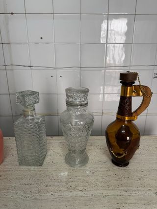 Botellas de licor antiguas de cristal
