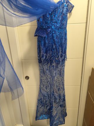 Vestido elegante azul y plateado