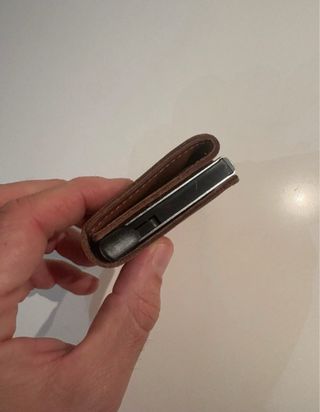 Cartera de cuero con tarjetero metálico