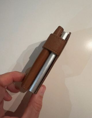 Cartera de cuero con tarjetero metálico