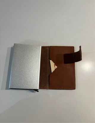Cartera de cuero con tarjetero metálico
