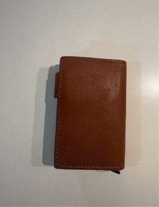 Cartera de cuero con tarjetero metálico