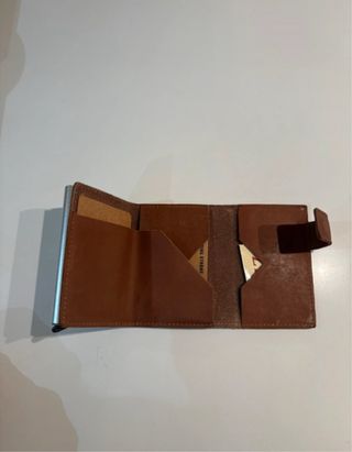 Cartera de cuero con tarjetero metálico