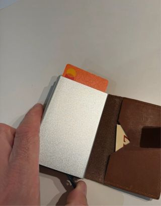 Cartera de cuero con tarjetero metálico