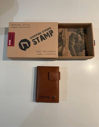 Cartera de cuero con tarjetero metálico