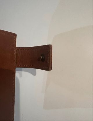 Cartera de cuero con tarjetero metálico