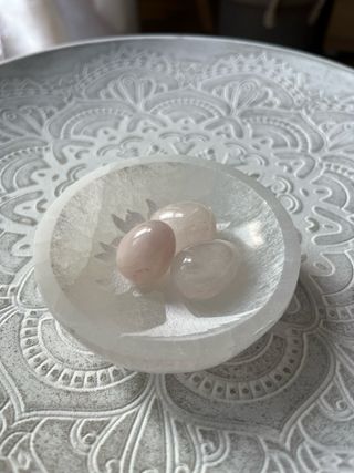 3 piedras de cuarzo rosa pulidas
