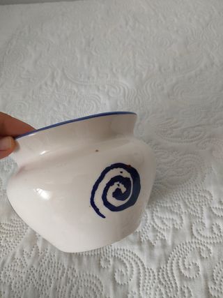 Macetero pequeño azul y blanco