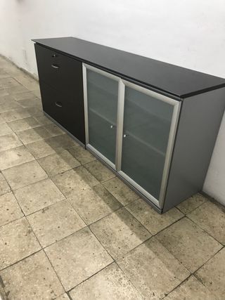 Librería baja negra y gris