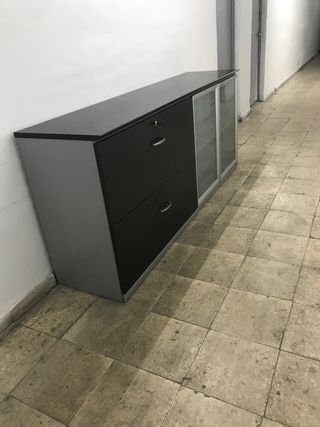 Librería baja negra y gris