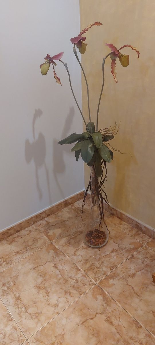 Jarrón alto de cristal con flores