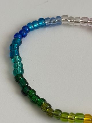 Bracciale arcobaleno realizzato con perline a mano