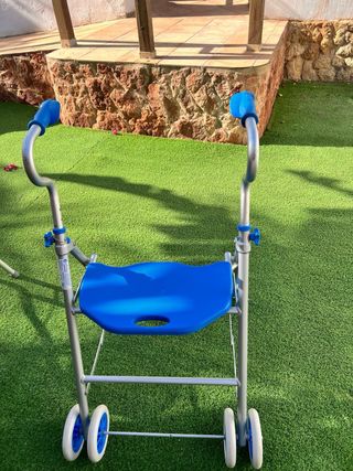 Andador con asiento azul