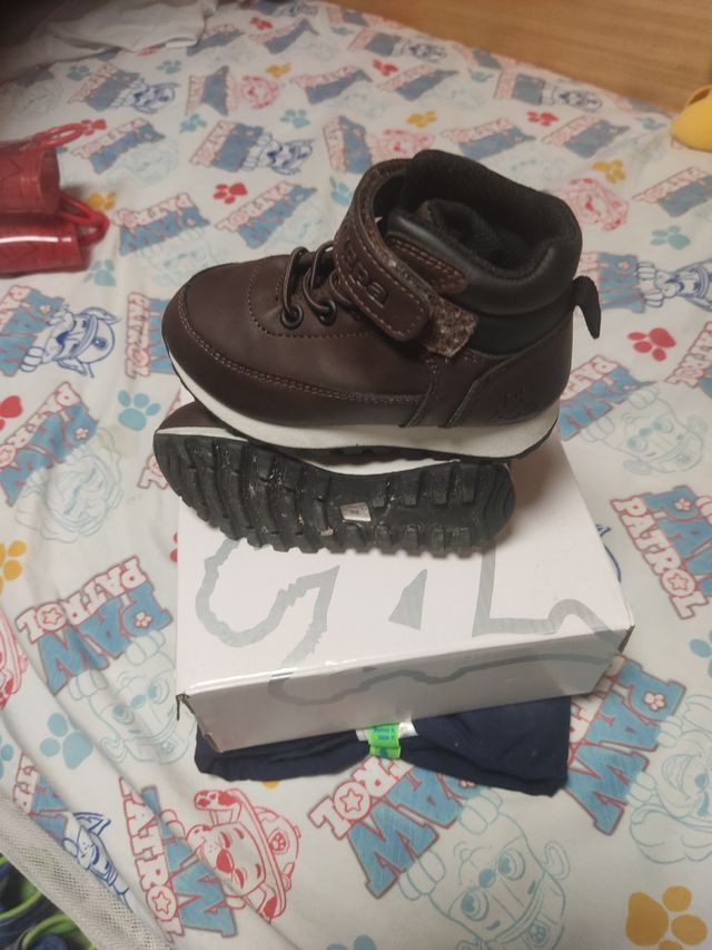 Zapatillas Kappa Niños talla 24 tiene dos puestas