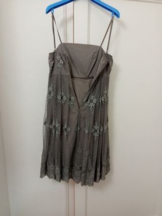 Vestido de fiesta gris con encaje