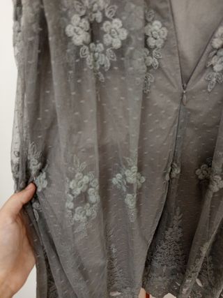 Vestido de fiesta gris con encaje