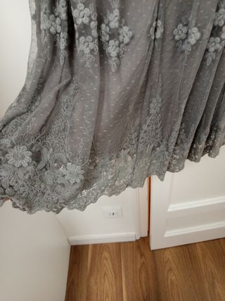 Vestido de fiesta gris con encaje
