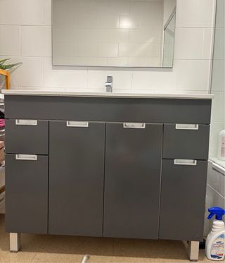 Mueble de baño con lavabo y grifo, gris y blanco