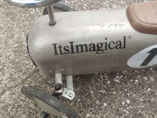 La sua magica macchina a pedali per bambini