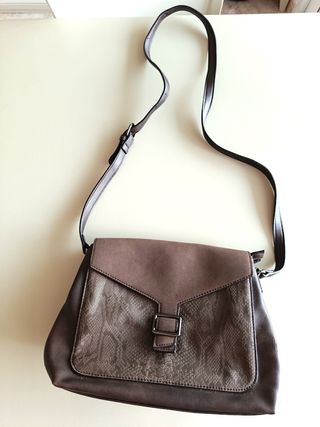 Bolso marrón con estampado de serpiente