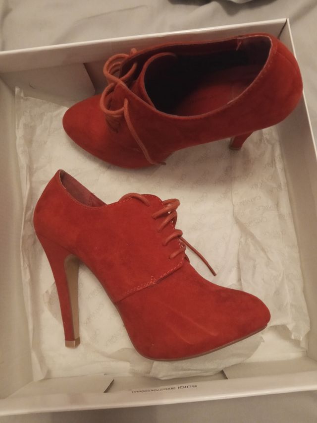 Botines rojos con cordones talla 38
