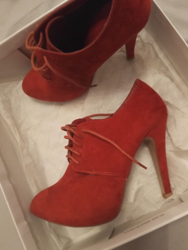 Botines rojos con cordones talla 38