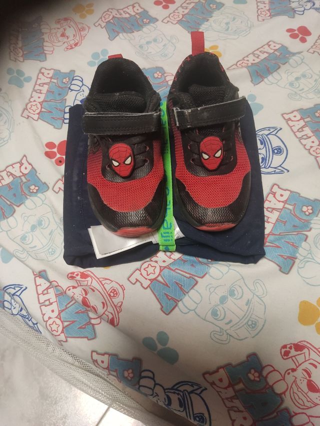 Zapatillas Spiderman Talla 25 con luces.
