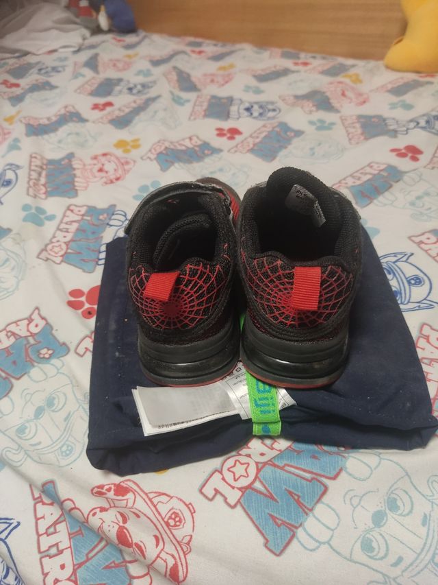 Zapatillas Spiderman Talla 25 con luces.