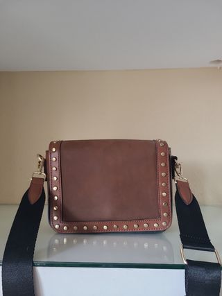 Bolso marrón con tachuelas doradas