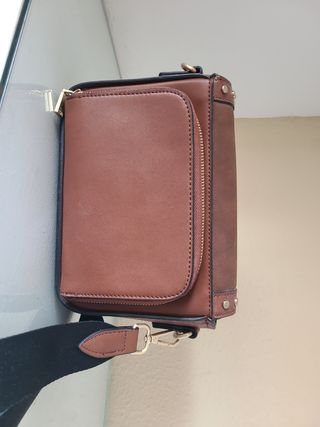 Bolso marrón con tachuelas doradas