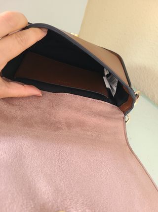 Bolso marrón con tachuelas doradas