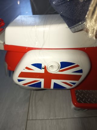 Nancy moto con casco y accesorios