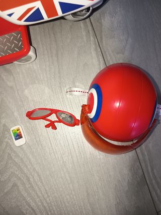 Nancy moto con casco y accesorios