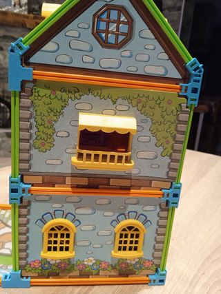 Casita de muñecas colorida