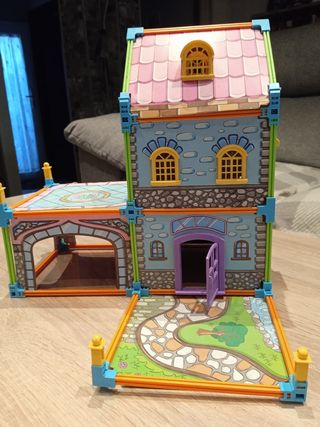 Casita de muñecas colorida