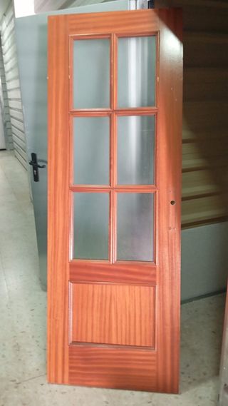 Puerta de madera con cristal