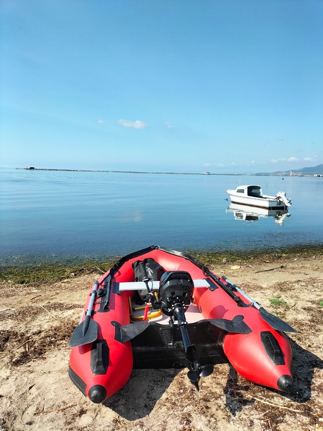 Barca neumatica Ozeam roja con motor