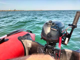 Barca neumatica Ozeam roja con motor