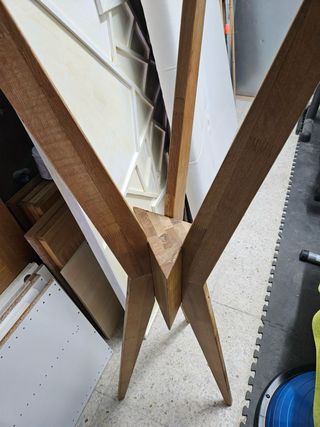 Perchero de madera estilo modernista