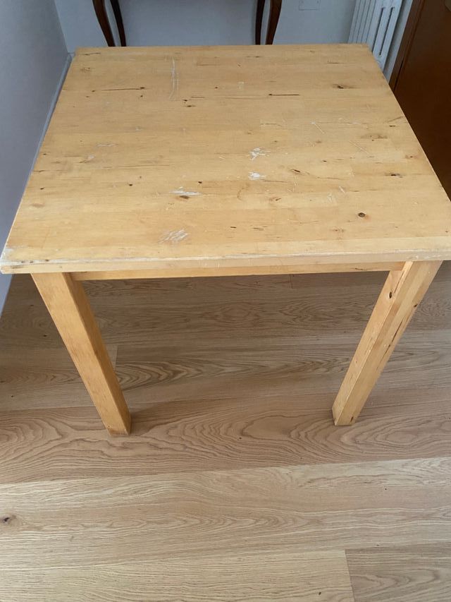 Tavolo in legno colore rovere naturale