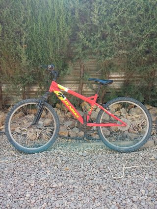 Bicicleta roja 24 pulgadas en buen estado
