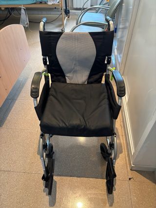 Silla de ruedas ligera plegable con frenos