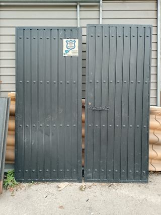 Hojas puerta de entrada