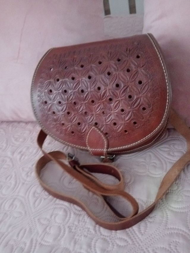 Bolso de cuero marrón con diseño calado